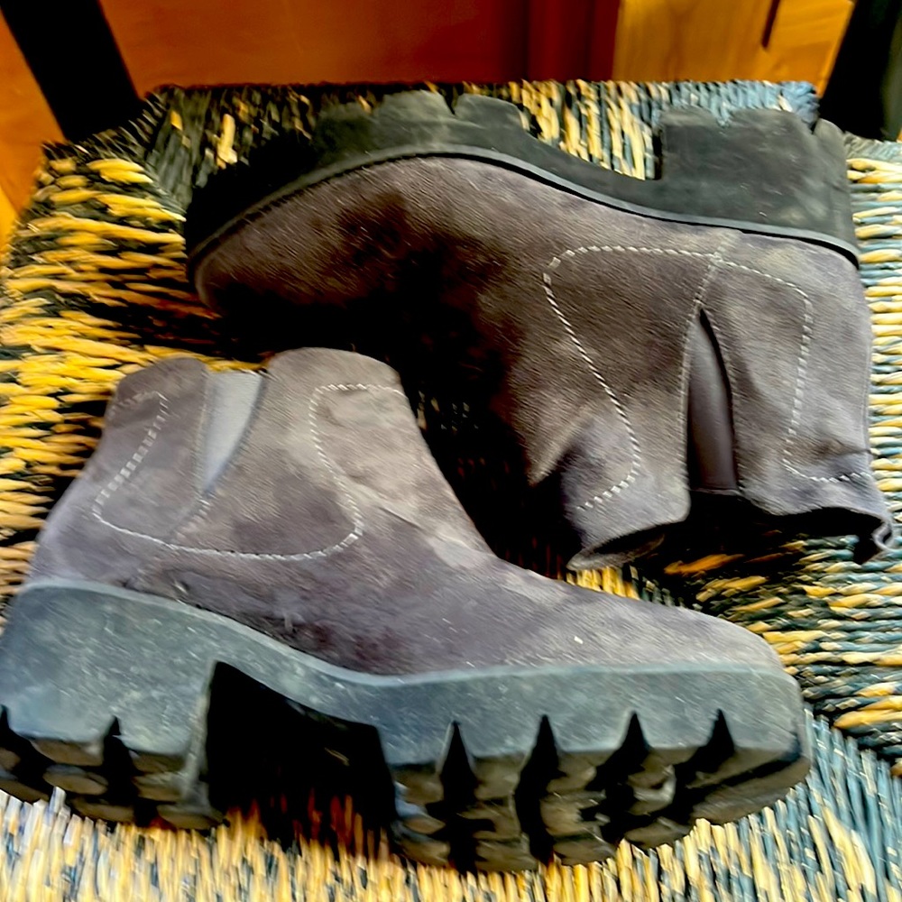 BC foot wear ankle boots. Size 8, steel gray.